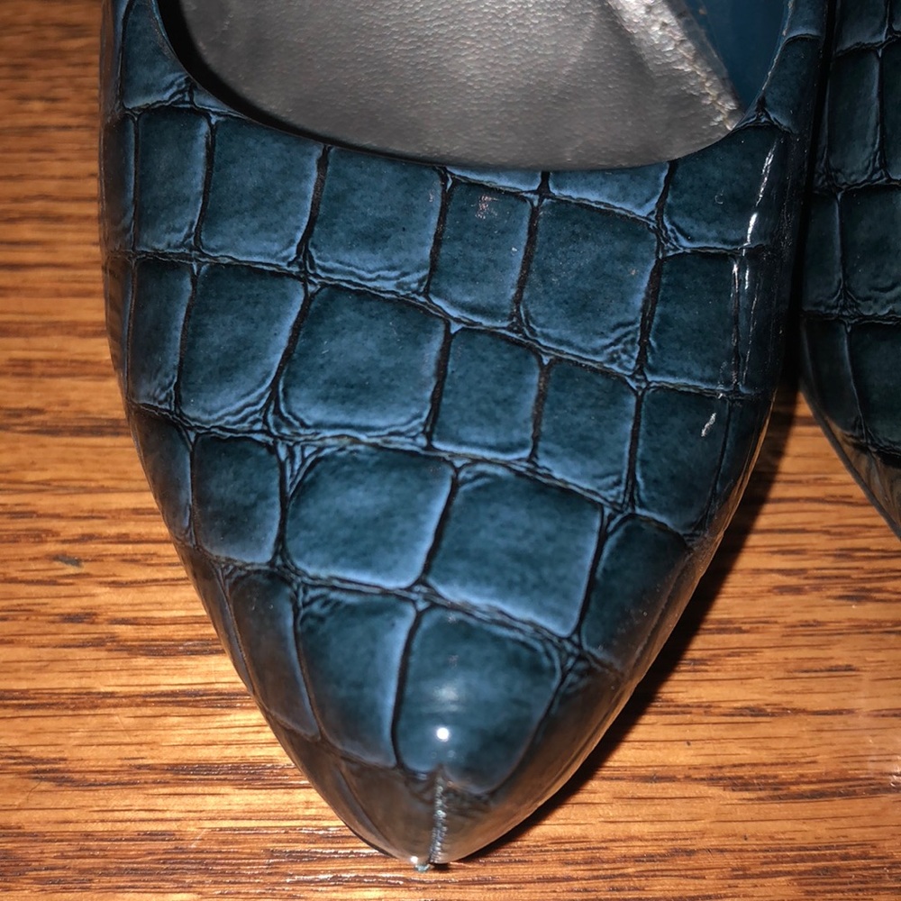 Blue Textured Pattern Close Toe Heels - image 7